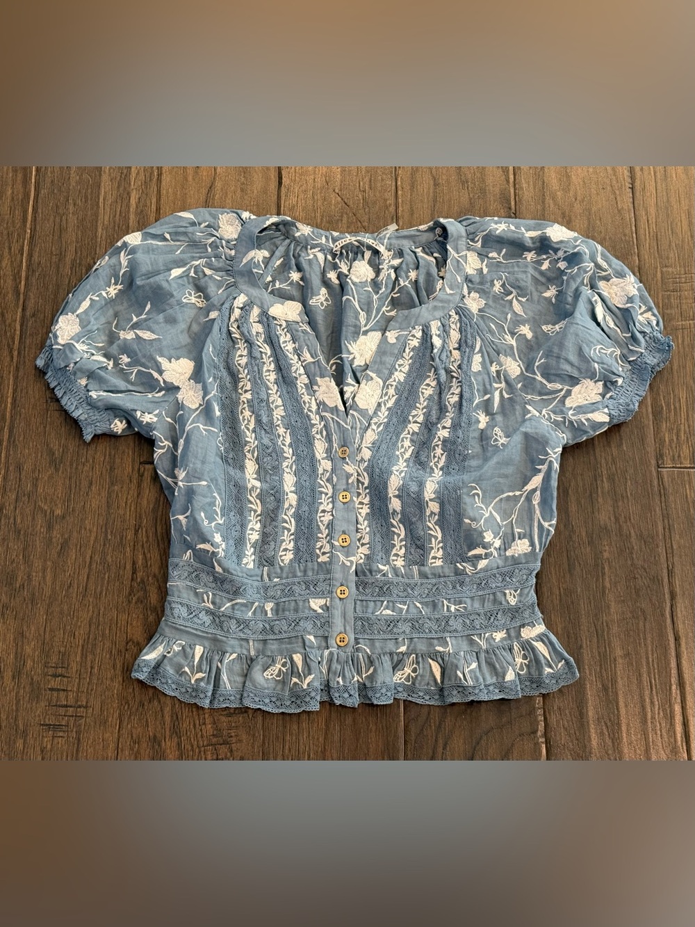 ALICE + OLIVIA Kathryn Lace & Embroidered Crop Top - Picture 4 of 6